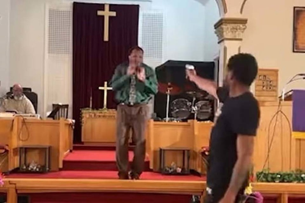 Vídeo: homem invade culto e atira contra pastor nos Estados Unidos